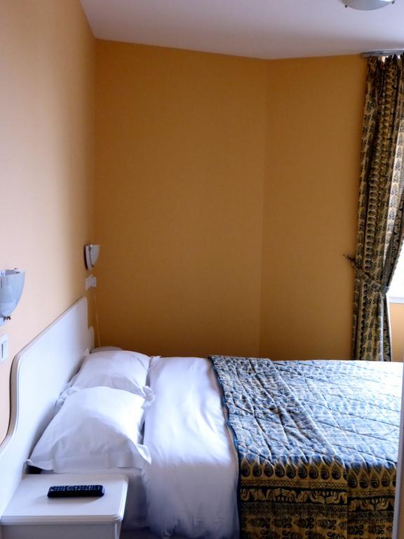 Hotel De France Pontorson Szoba fotó